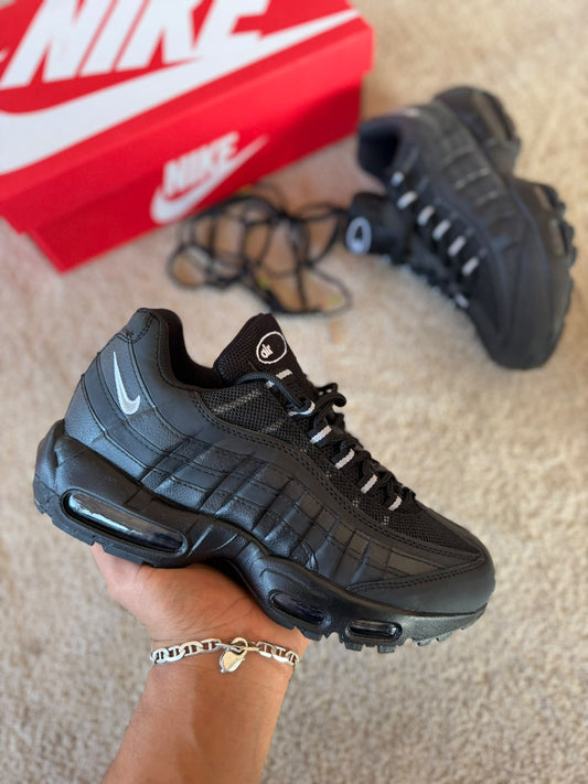 Air max 95 negras logo blanco