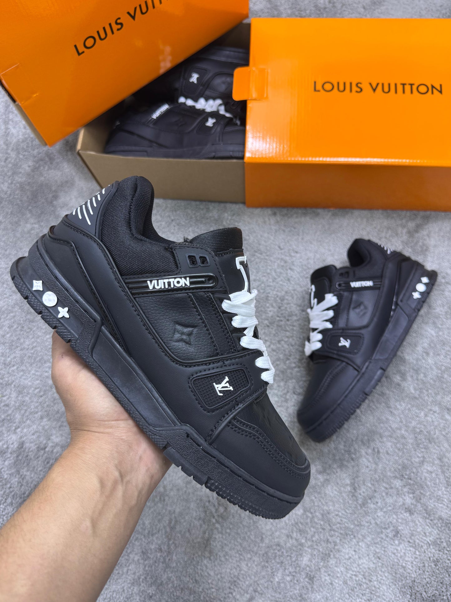 LV Trainer negras detalles blancos