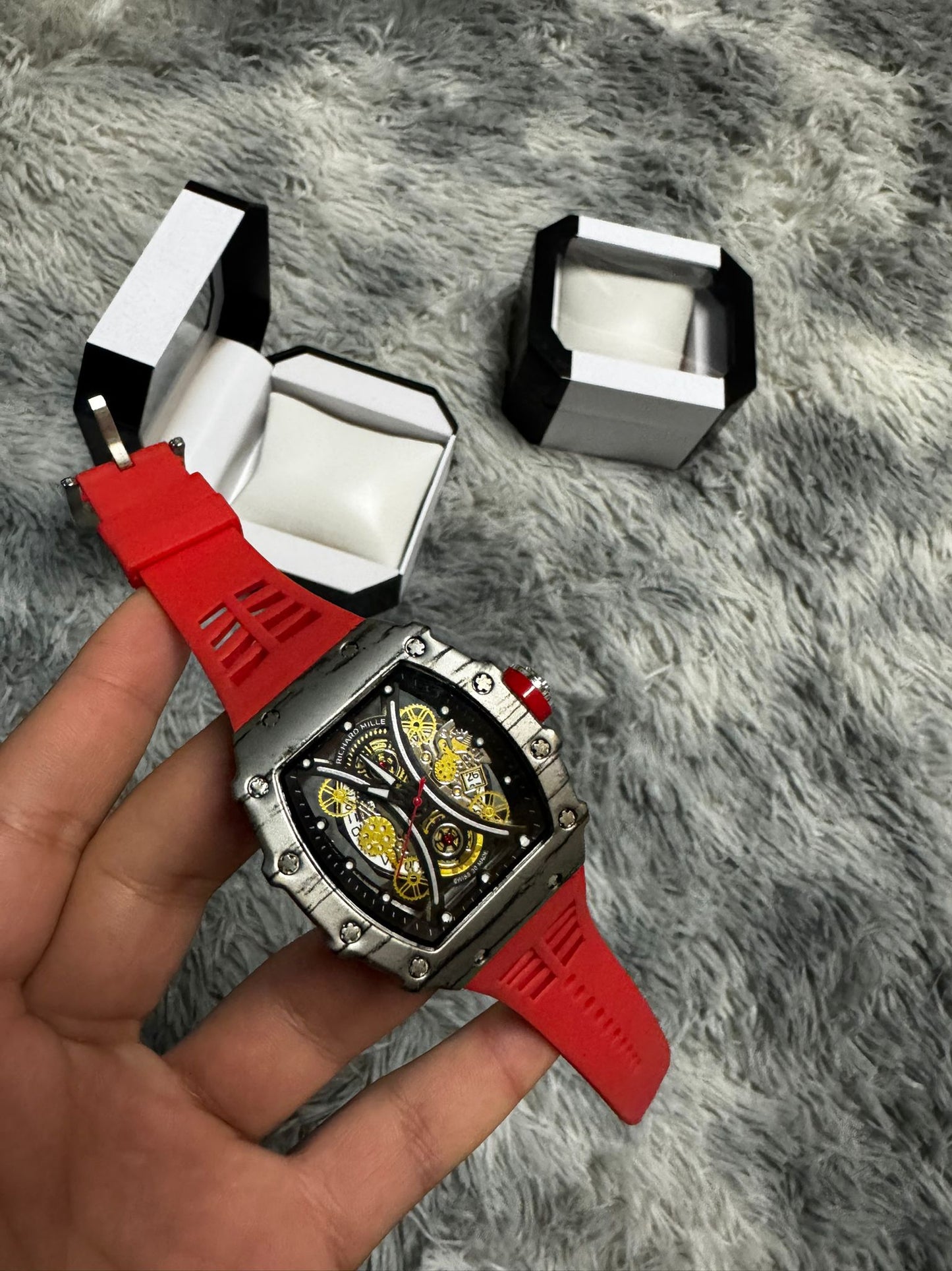 RELOJ RICHARD MILLE ROJO Y GRIS DETALLES AMARILLOS