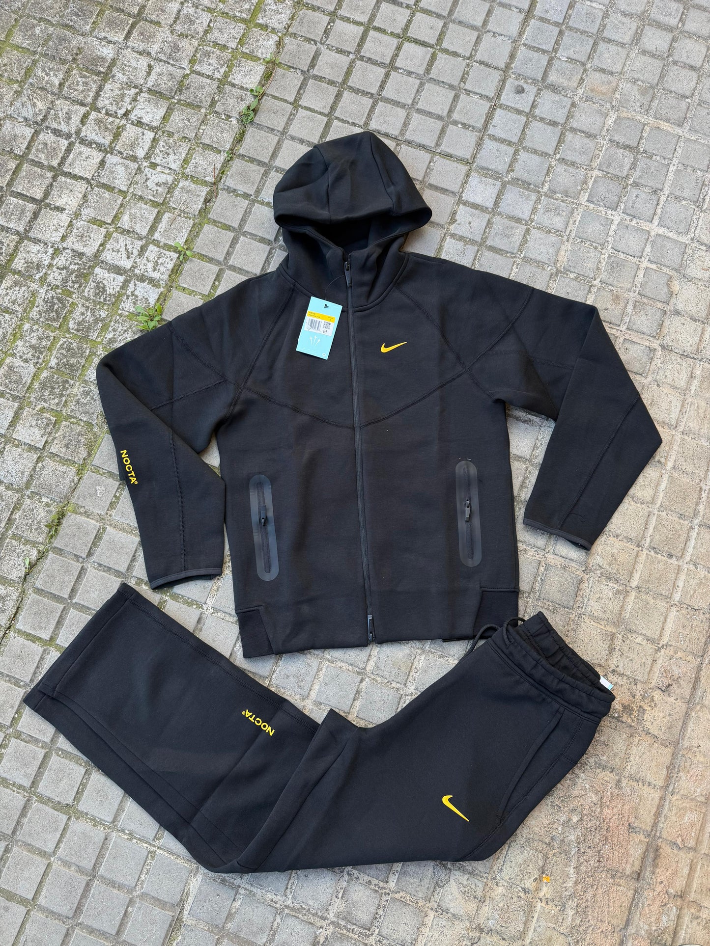 Nike tech negro logo amarillo x NOCTA