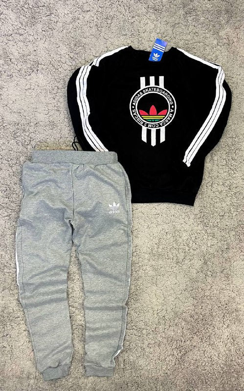 CHANDAL ADIDAS NEGRO LOGO EN MEDIO DETALLES BLANCOS