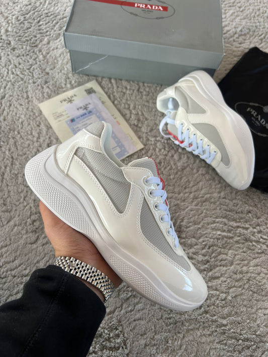 Prada cups blancas logo rojo y blanco