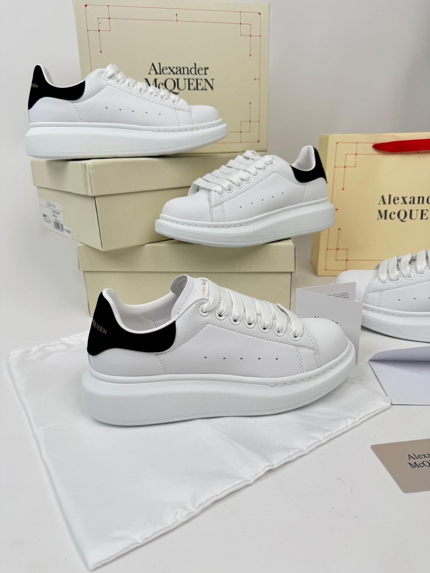 Alexander MCQueen blancas detalles negros