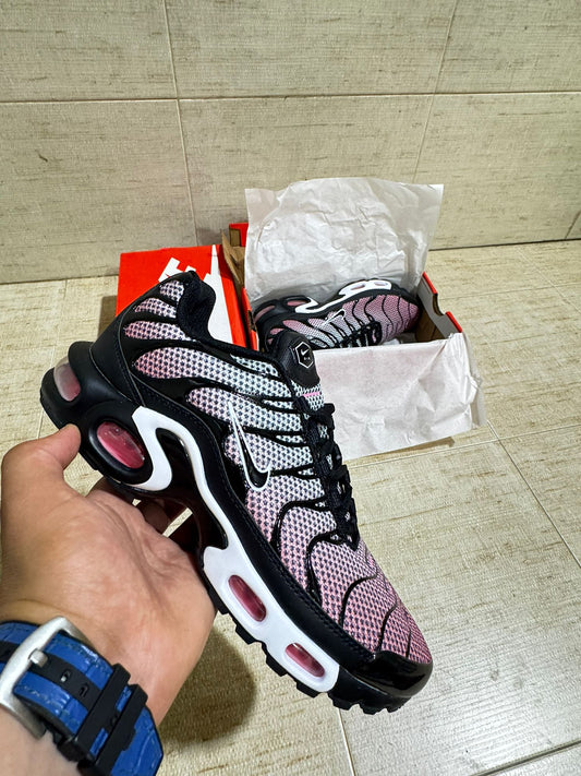 Nike tn rosas y blancas detalles negros logo negro contorno blanco