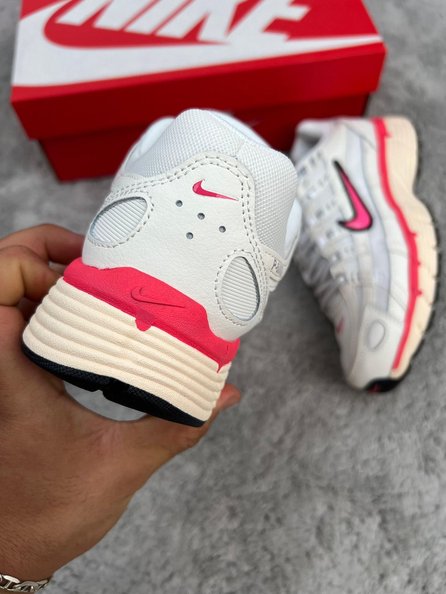 Nike P-6000 blancas logo rosa contorno negro