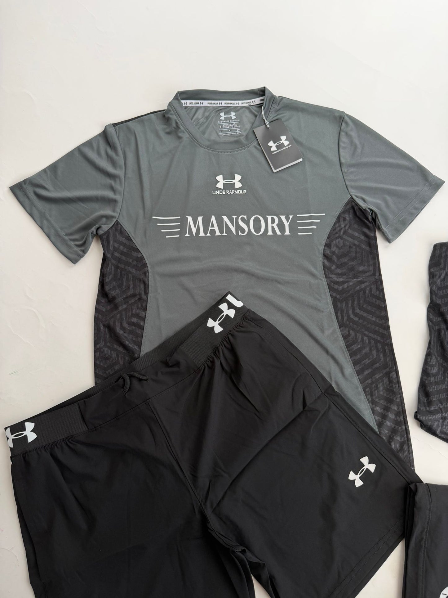 Conjunto corto under armour x Mansory gris y negro logo blanco