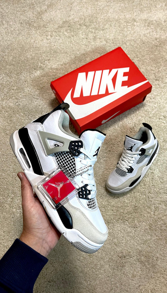 JORDAN 4 Blancas y negras detalles grises