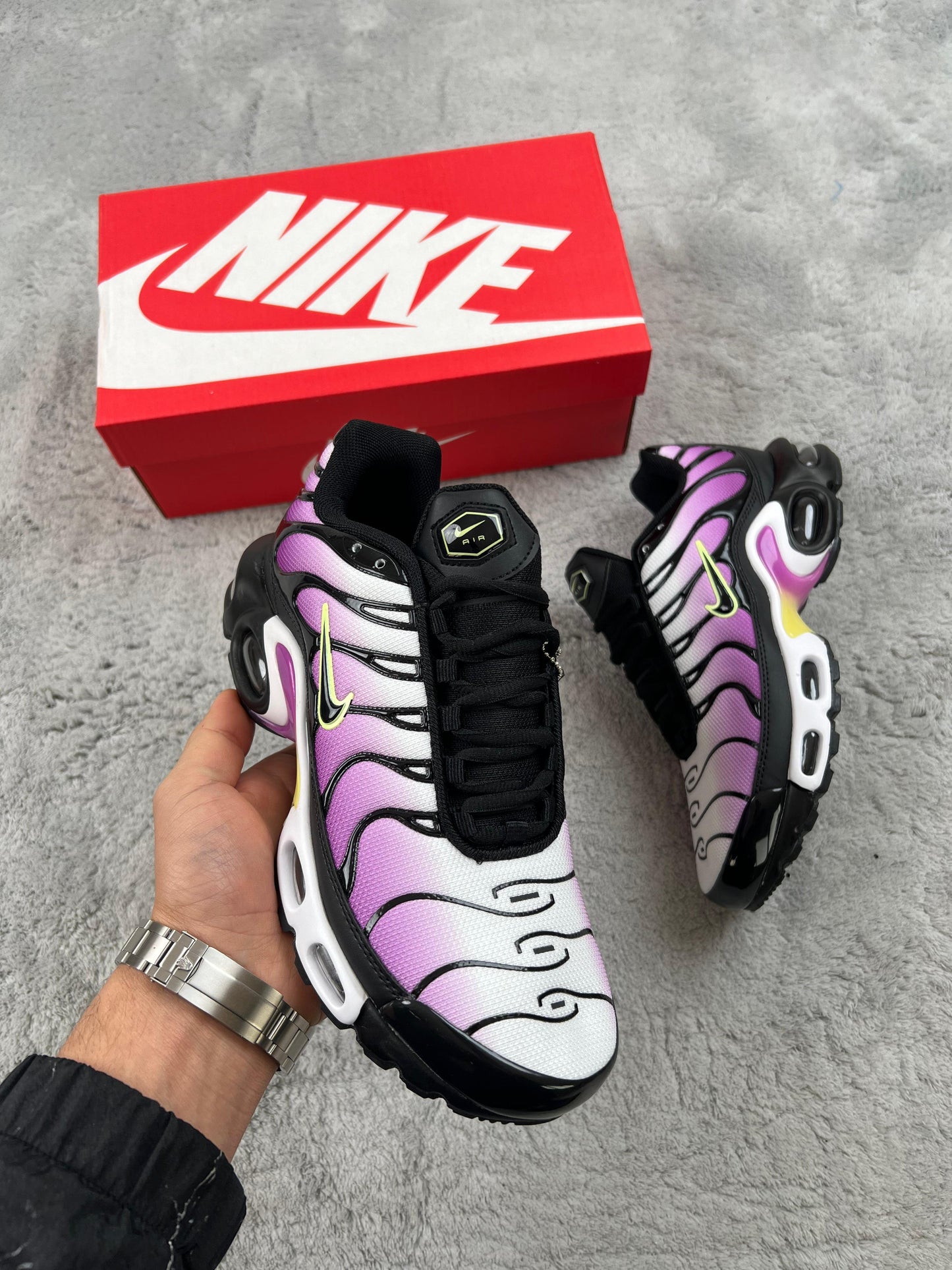 Nike tn morada y blanca logo negro solapa negro