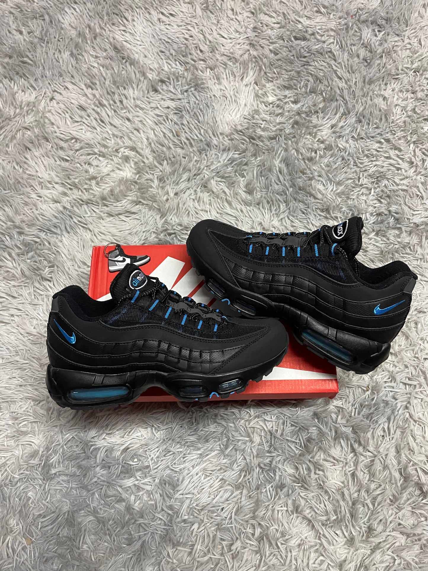 Air max 95 negras logo azul