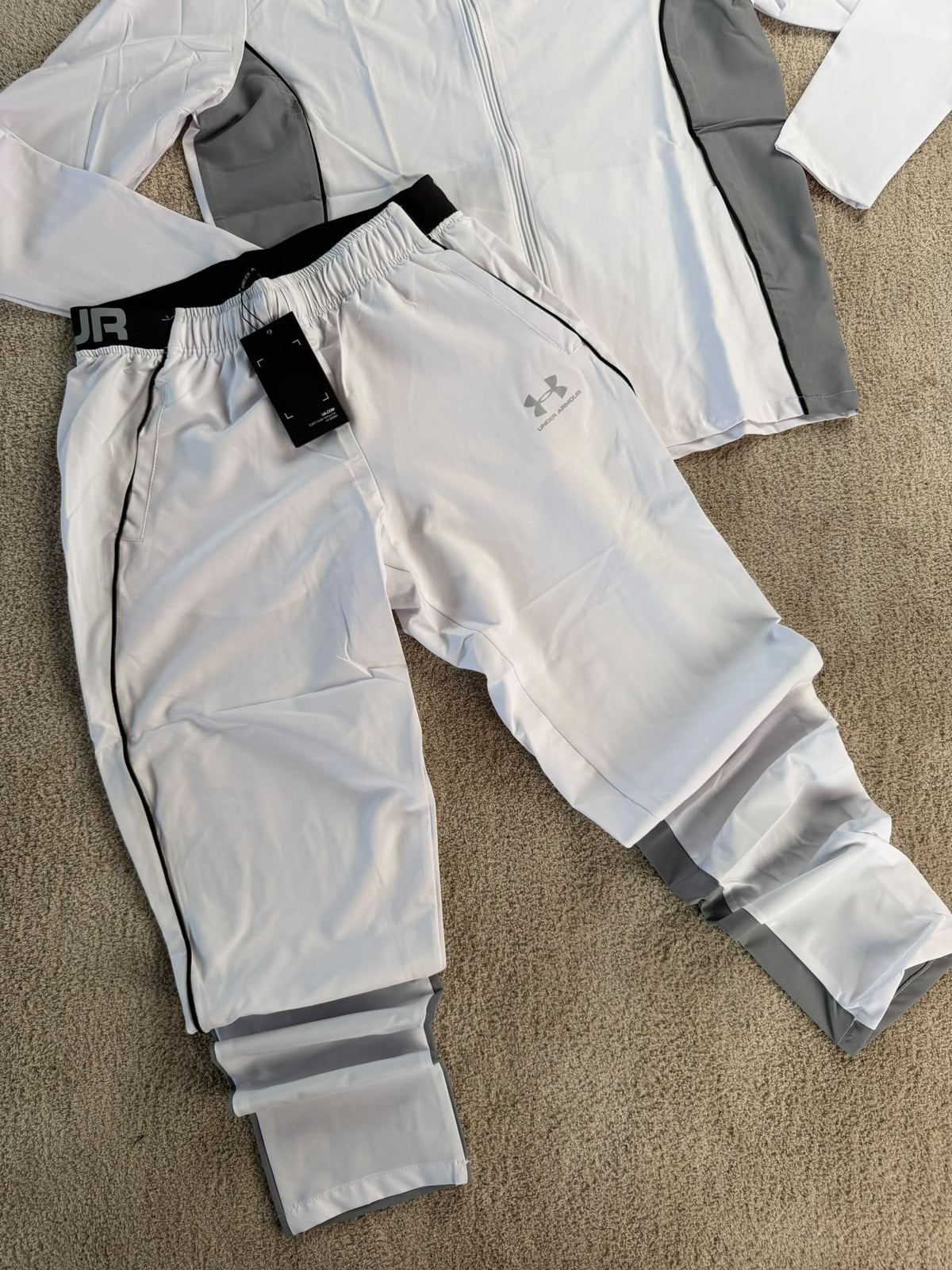 Chandal Under Armour blanco logo gris