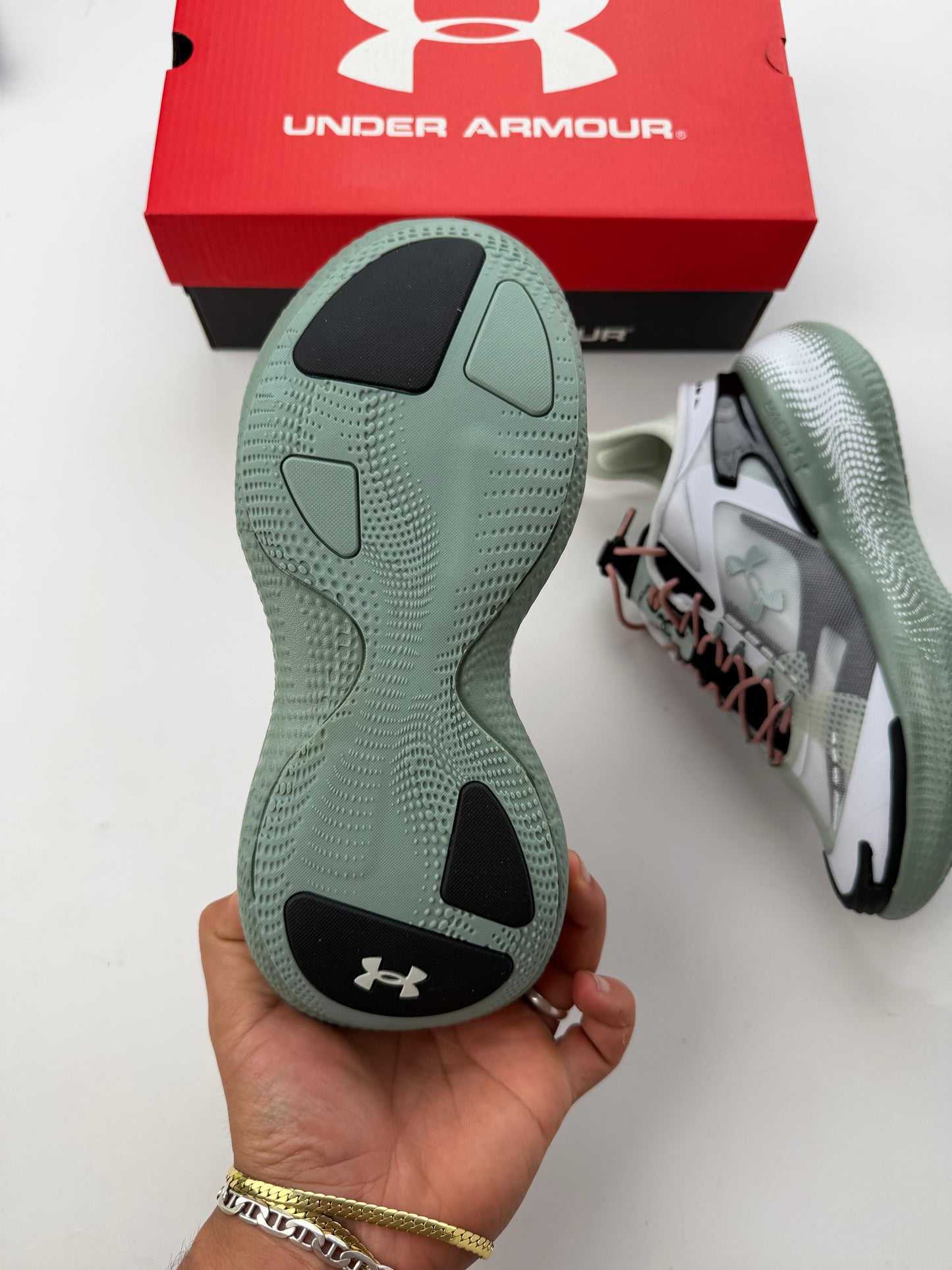 Under Armour Blancas detalles negros logo verde