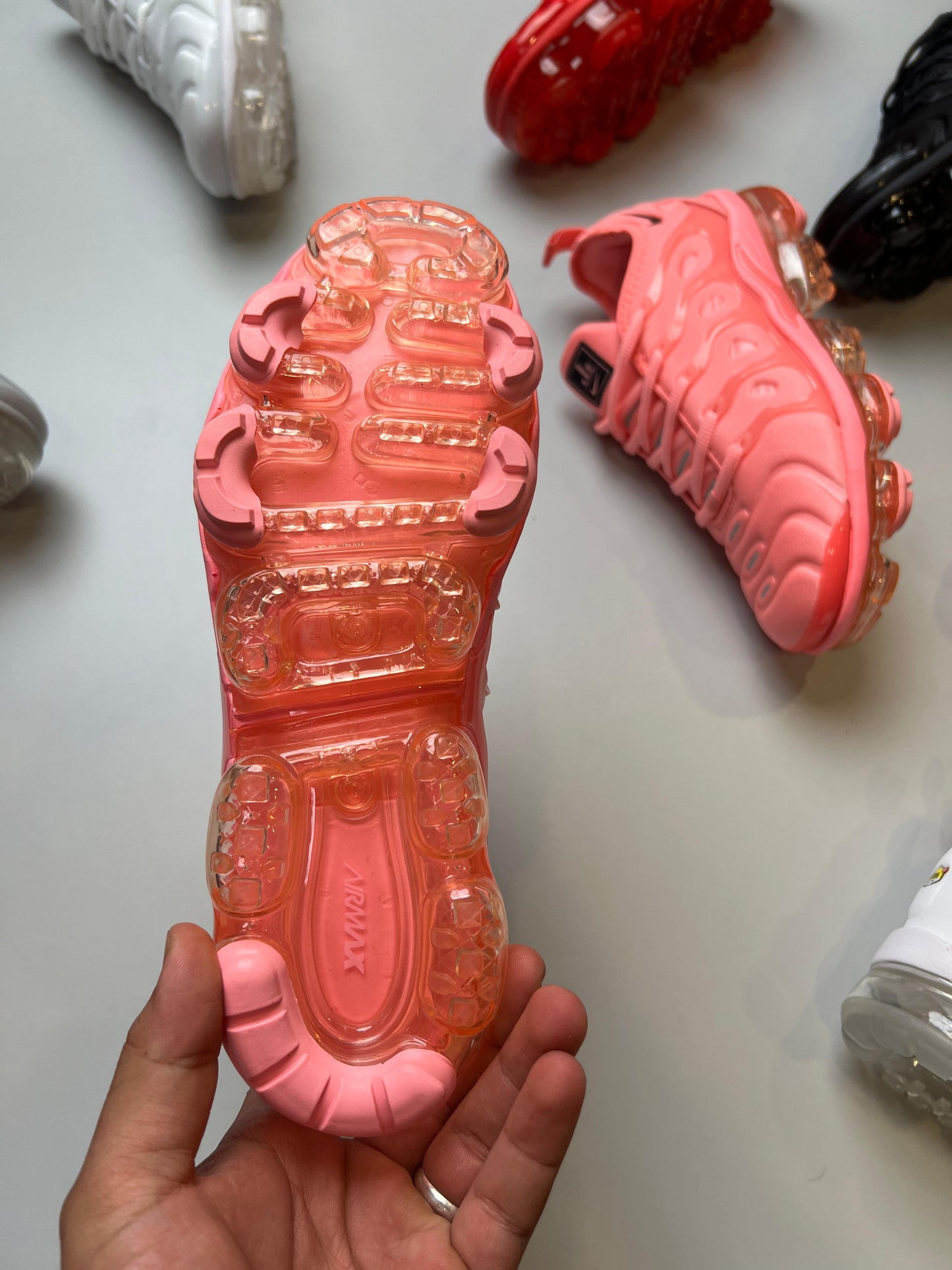 Vapormax rosas logo negro