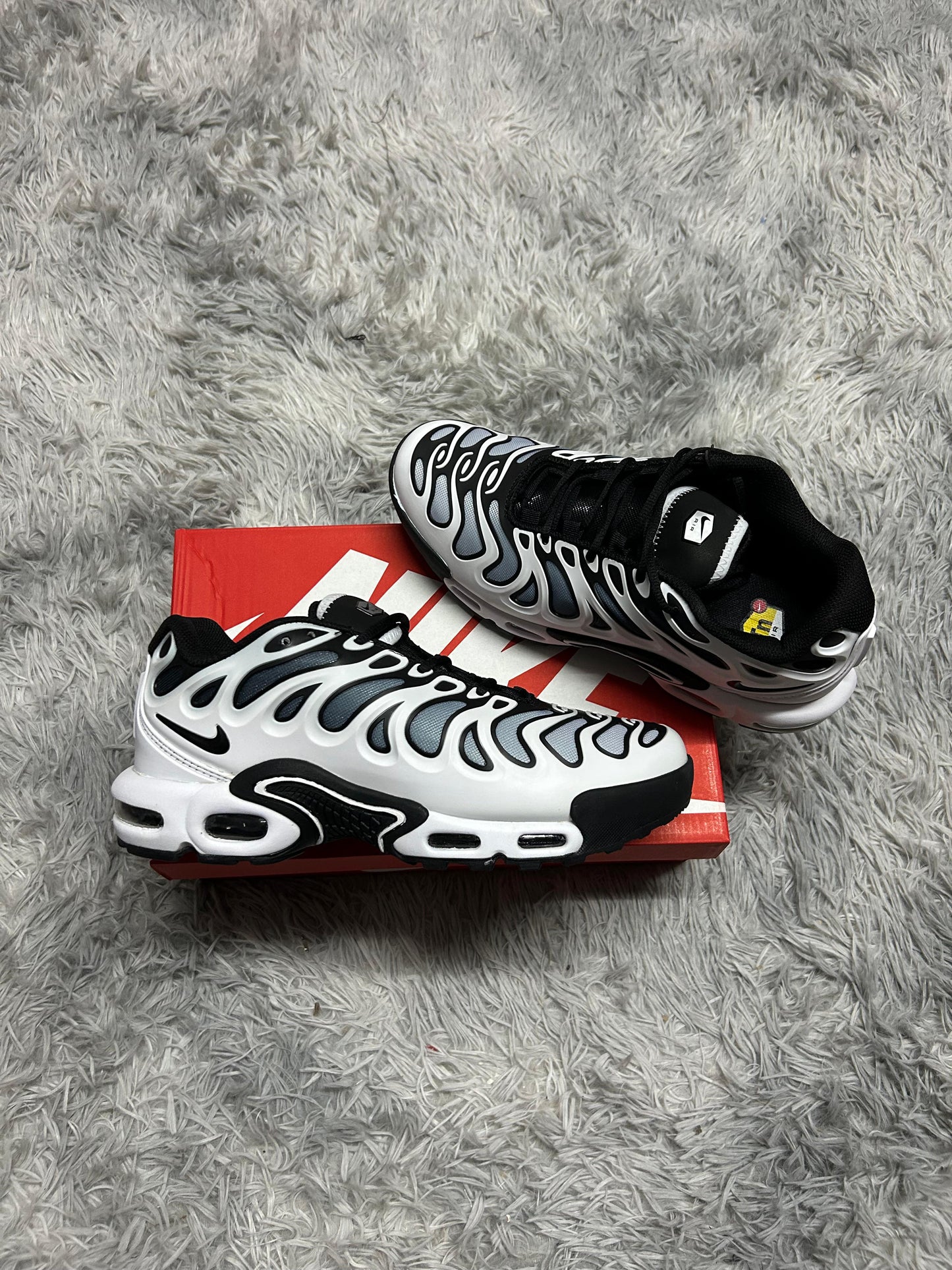 NIKE TN PLUS DRIFT BLANCOS Y NEGRAS