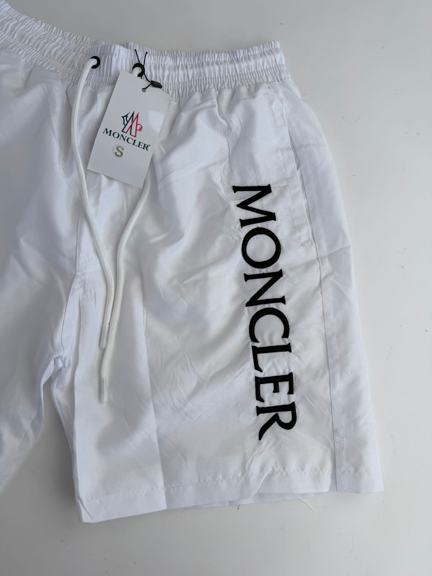 Pantalon Corto Moncler blanco logo negro