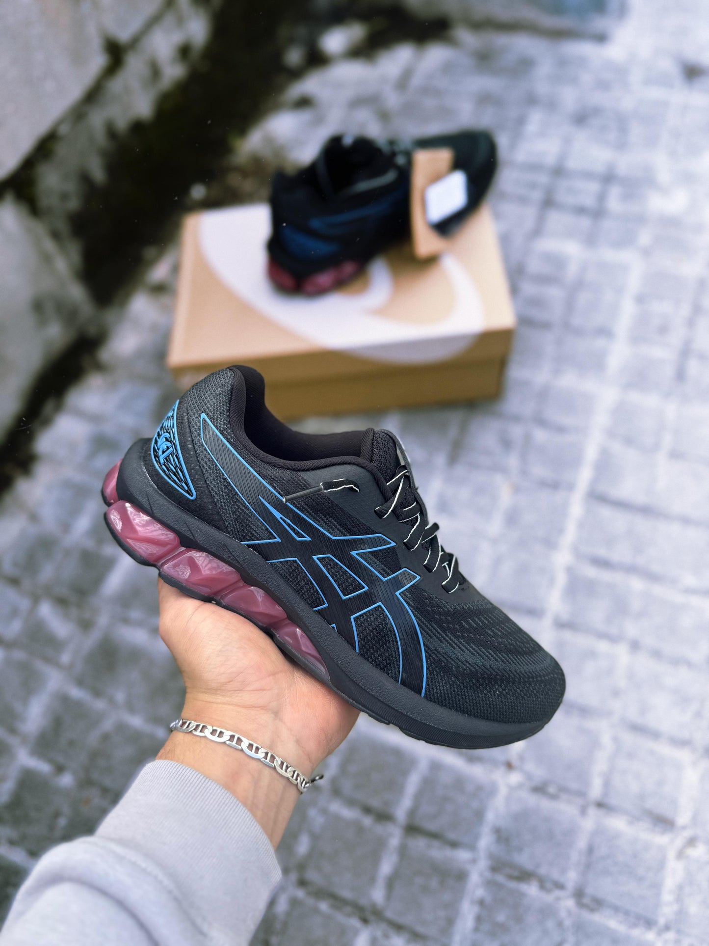 Asics Quantum 180VII negras logo azul detalles rosas