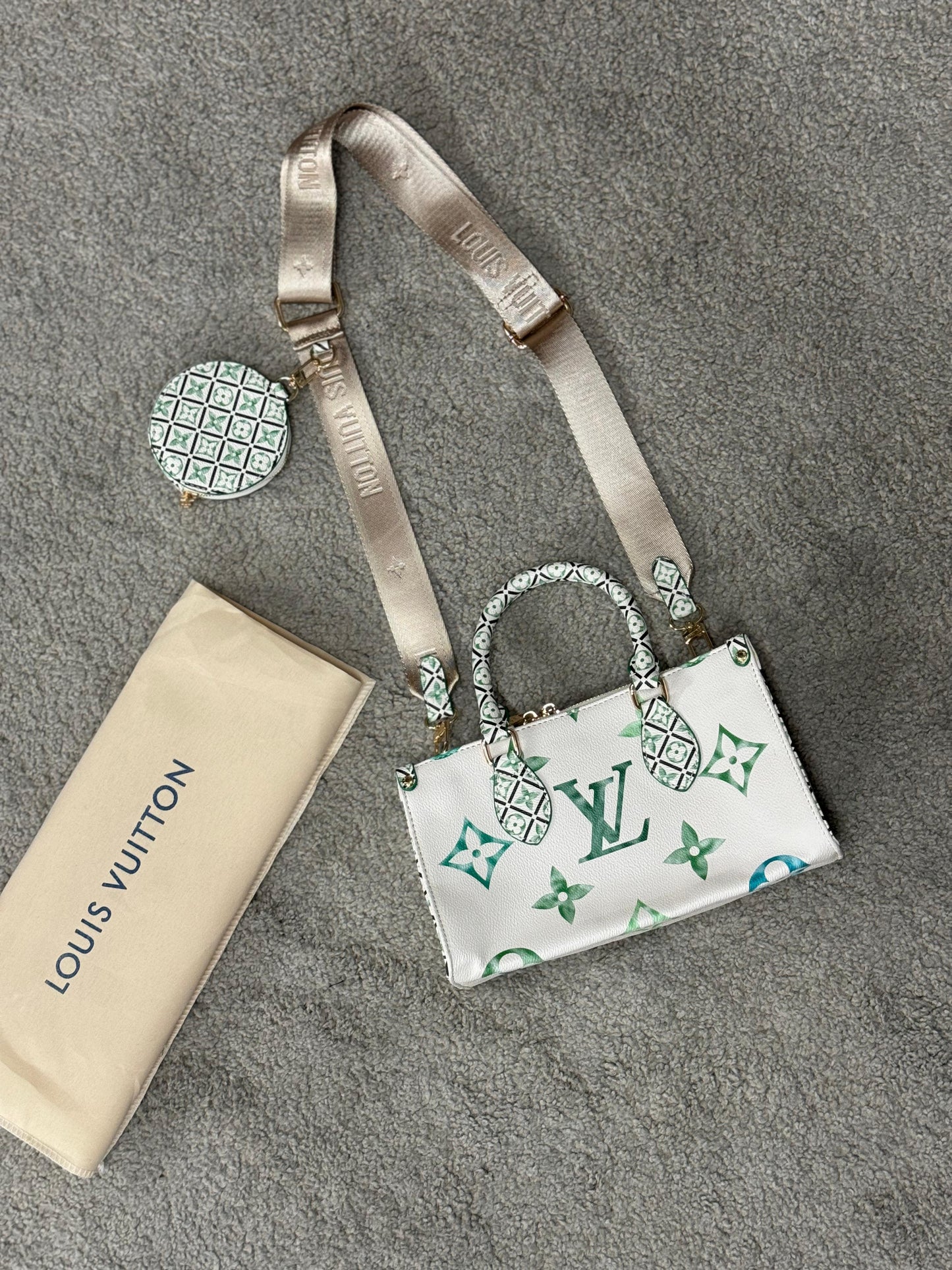 Bolso LV blanco logo verde