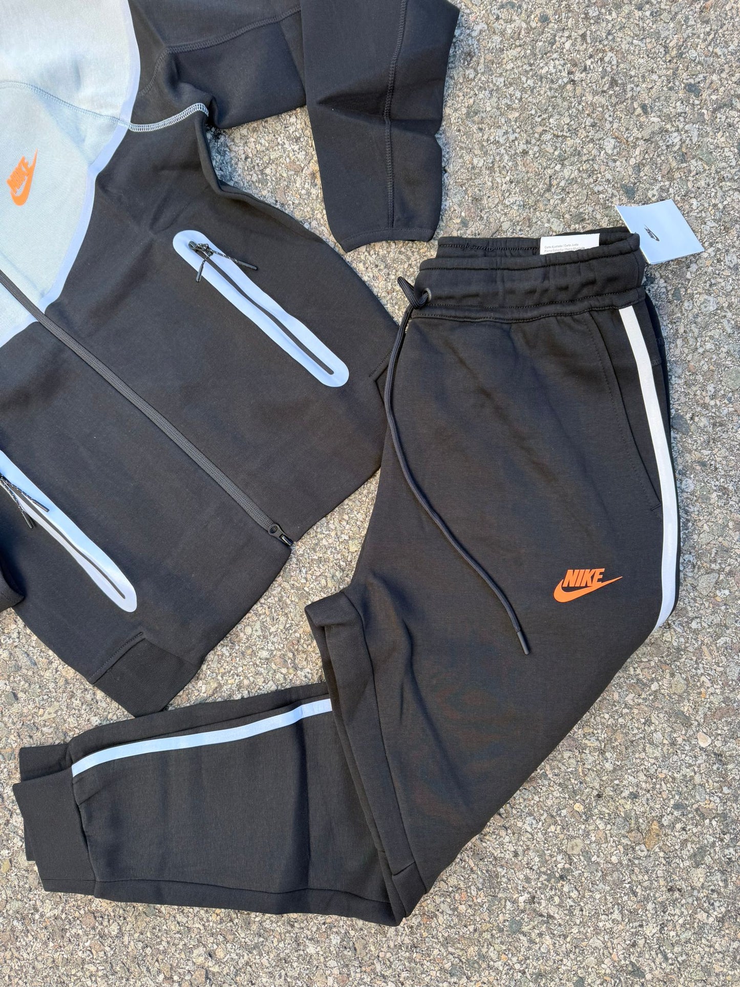 Nike tech negro y gris logo naranja