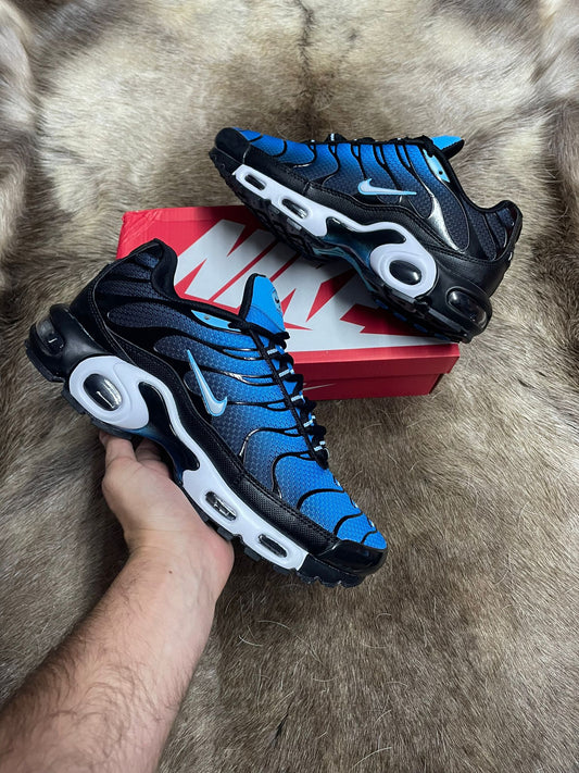 NIKE TN negras detalles azules logo blanco contorno azul celeste