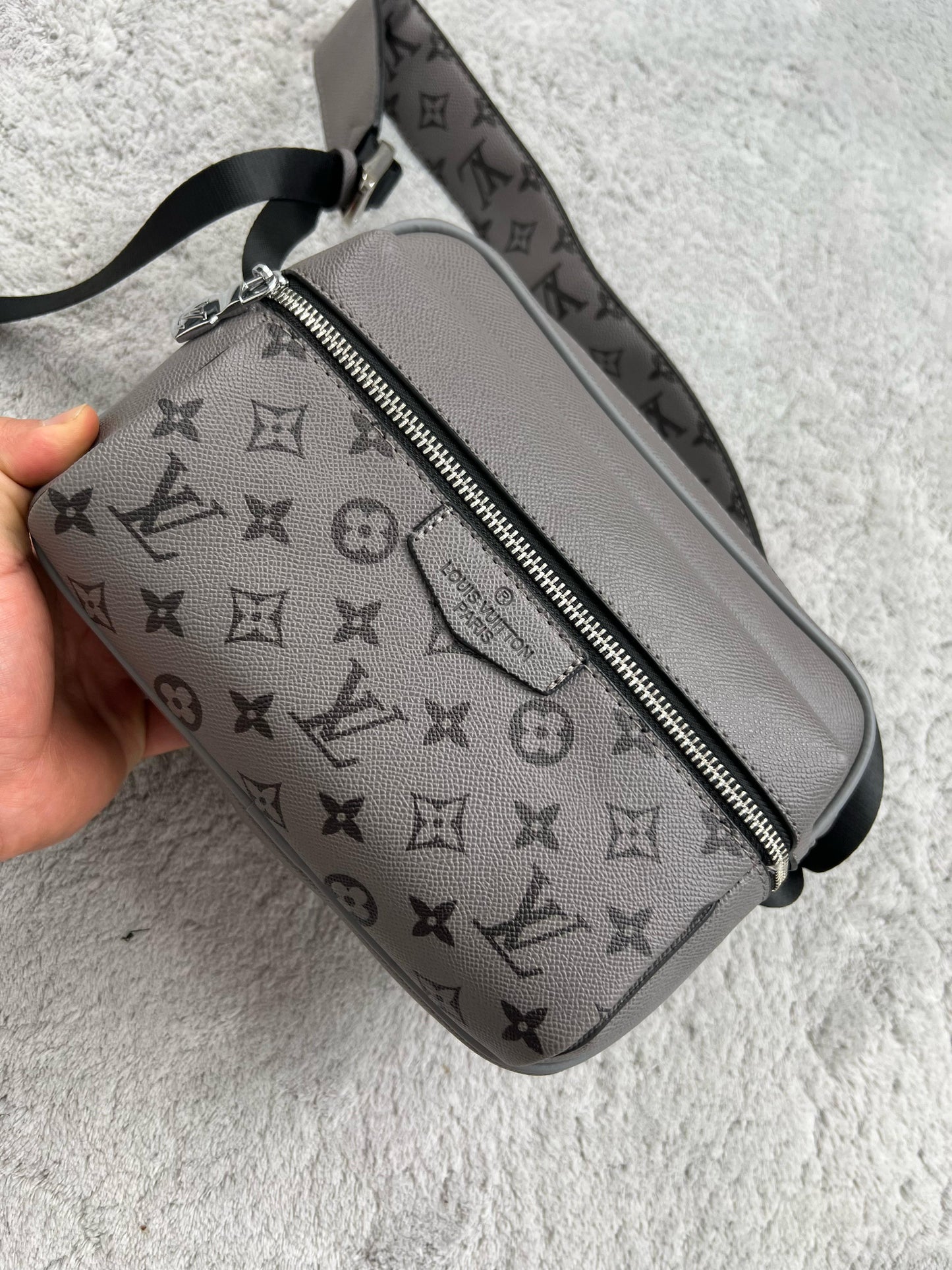 BANDOLERA LV grises logos negros