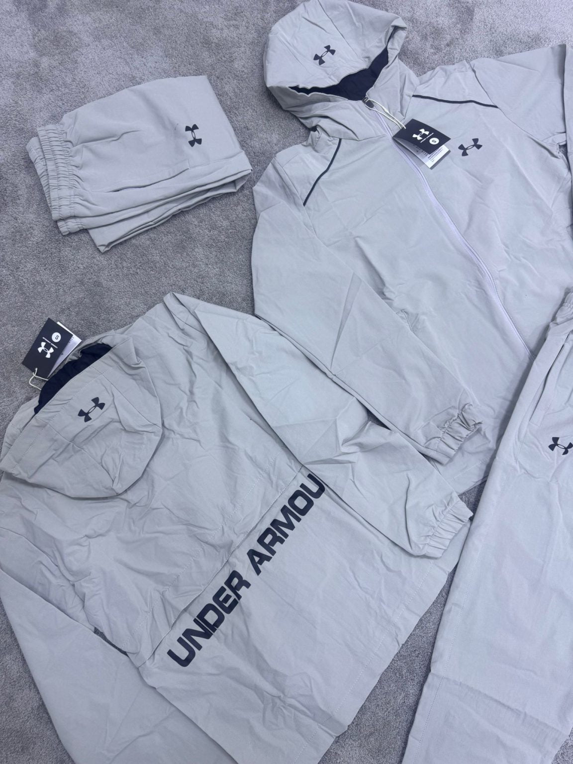 Chandal under armour gris logo negro