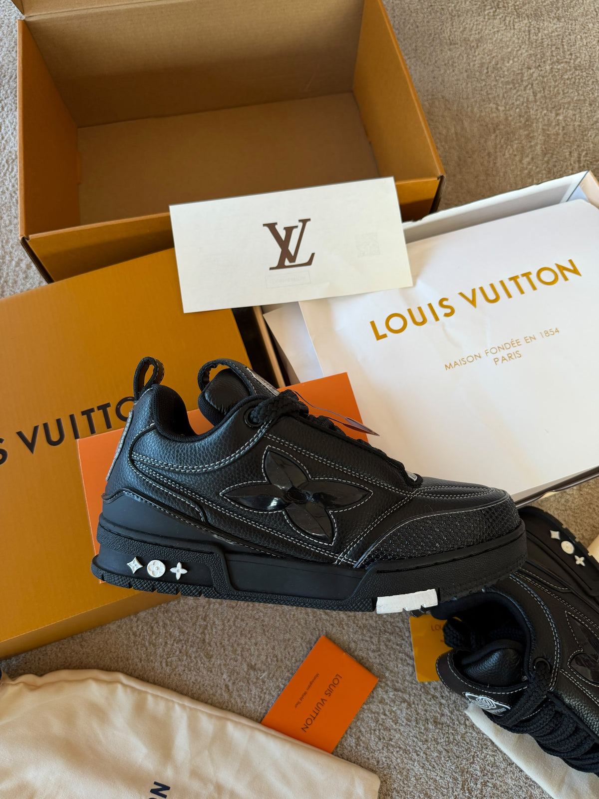 LV Skate negras detalles blancas