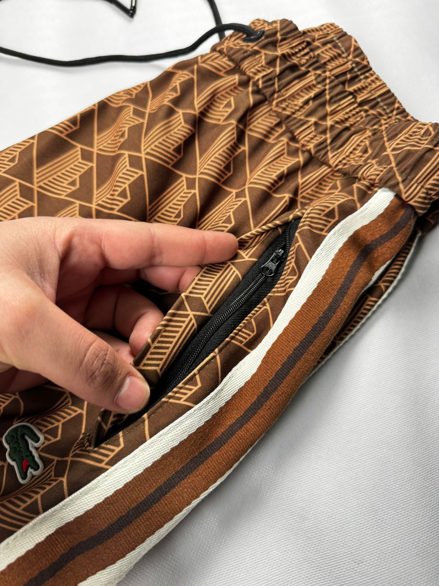 Chandal lacoste marron logo verde lineas negras