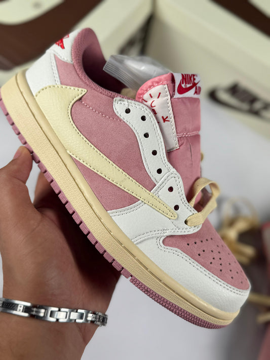 Air Jordan Low x Travis Scott blancas y rosas logo beige