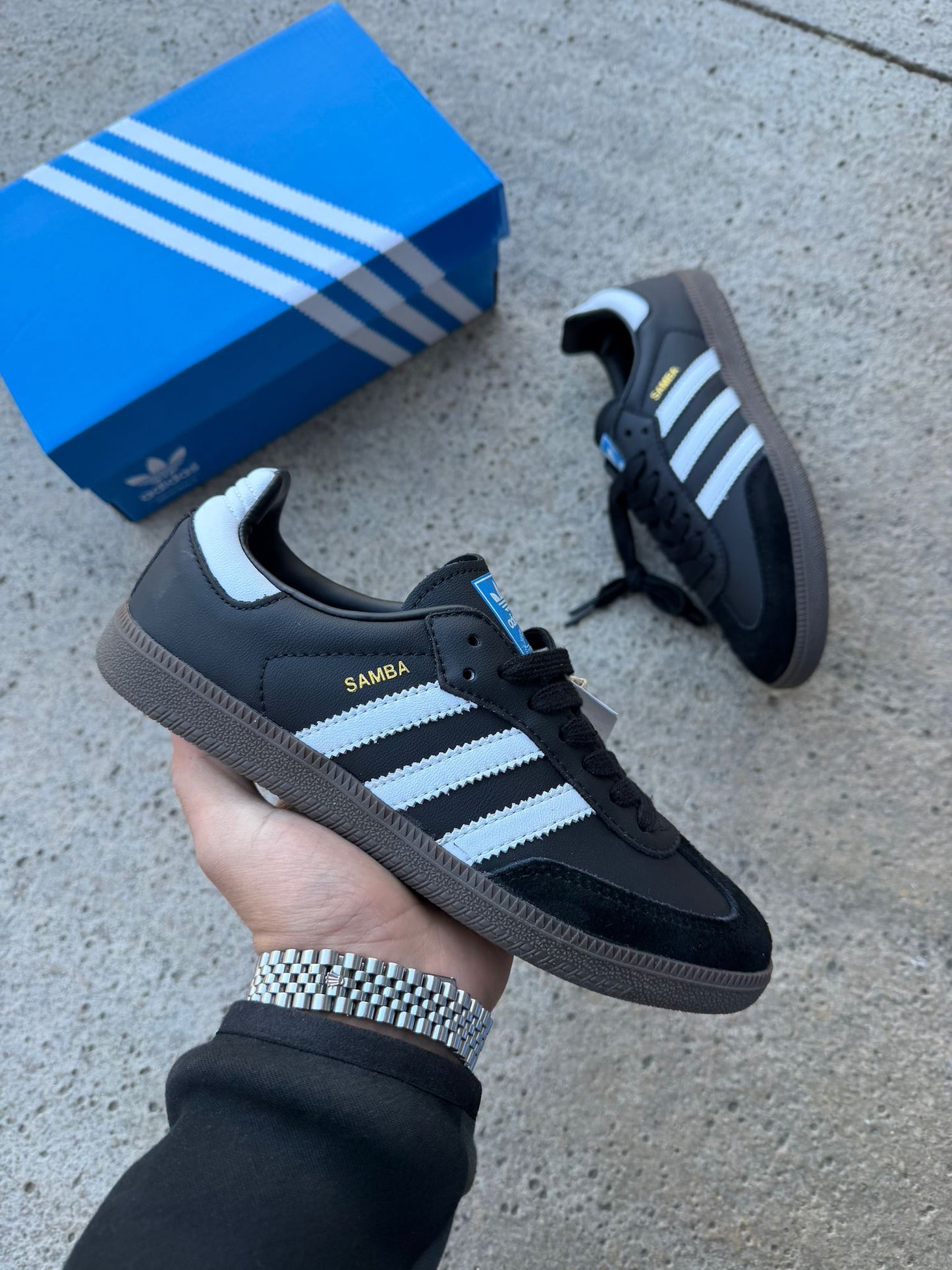 Adidas samba negra logo dorado lineas blancas