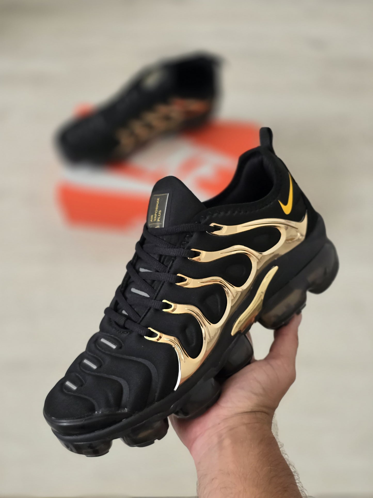 Vapormax plus negra laterales oro