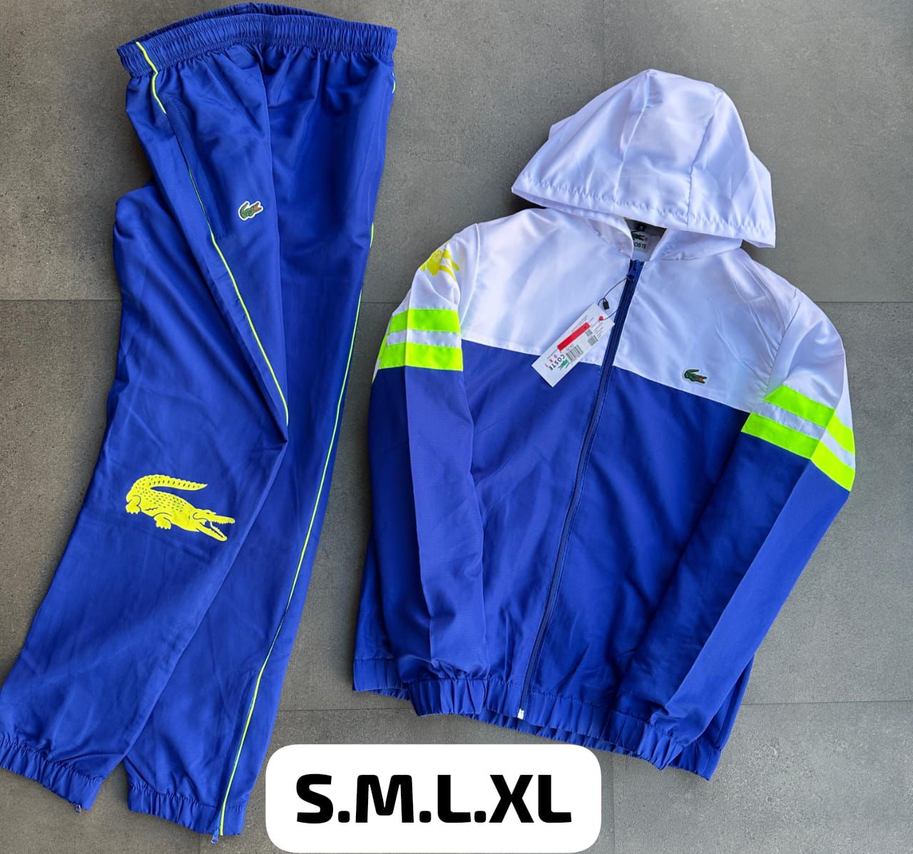 Chandal lacoste azul y blanco logo verde detalles fluor