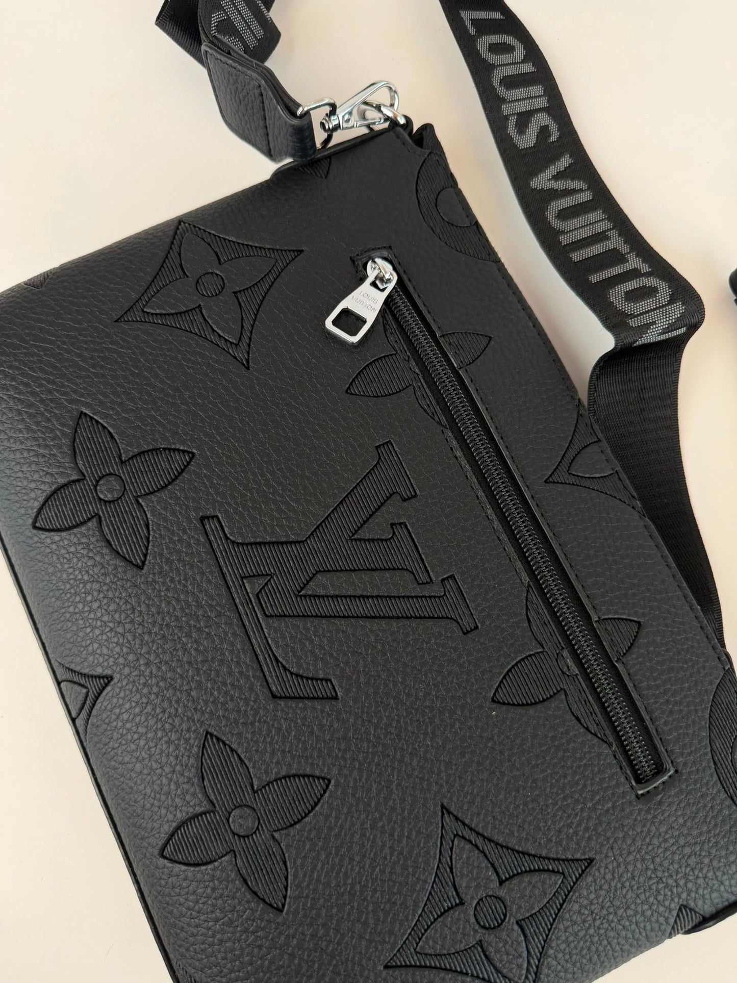 Bandolera Hombre LV logos negros