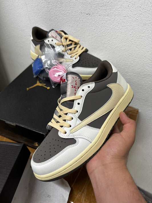 Air Jordan Low x Travis Scott blancas y marrones logo crema
