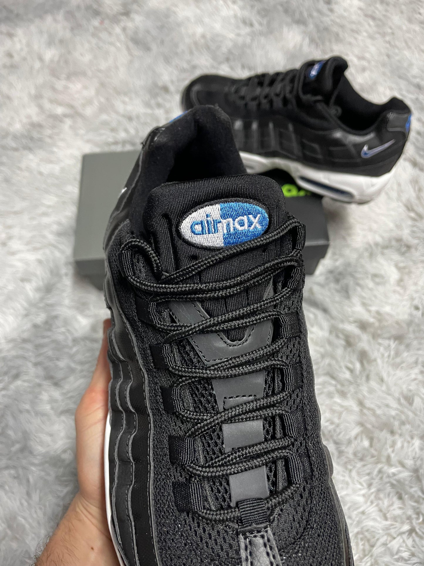 Air max 95 negra logo azul contorno blanco