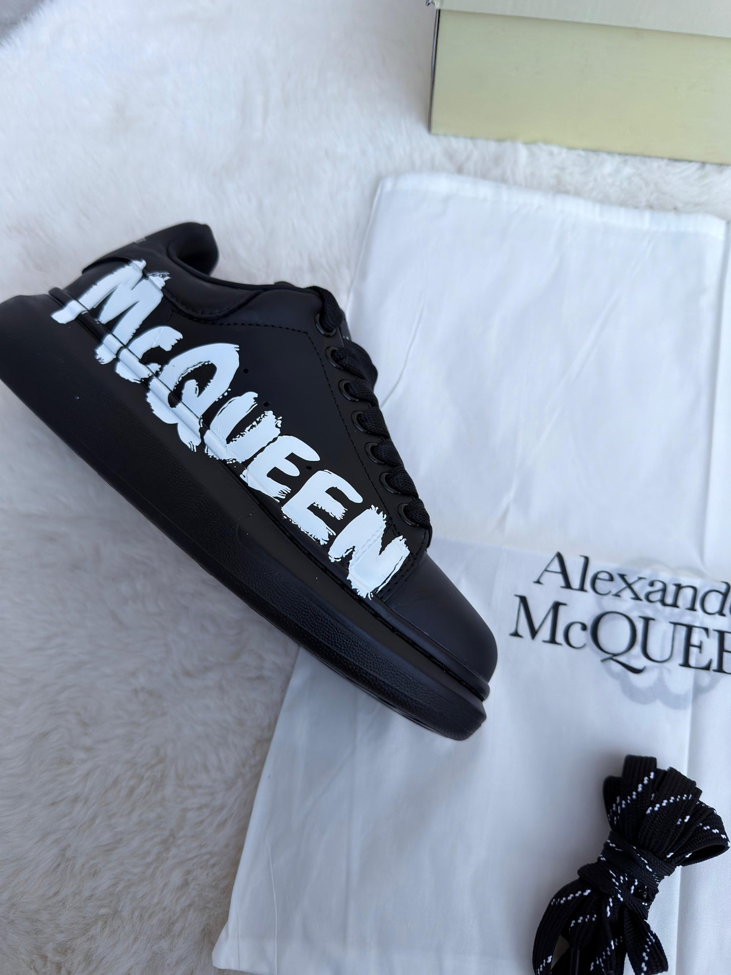 Alexander mcqueen negras logo blanco