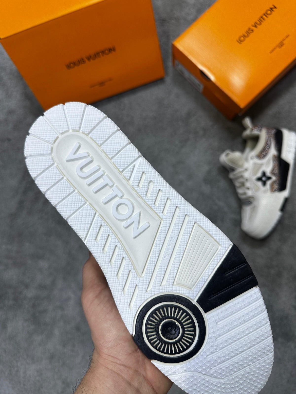LV skate blancas logo negro detalles marrones