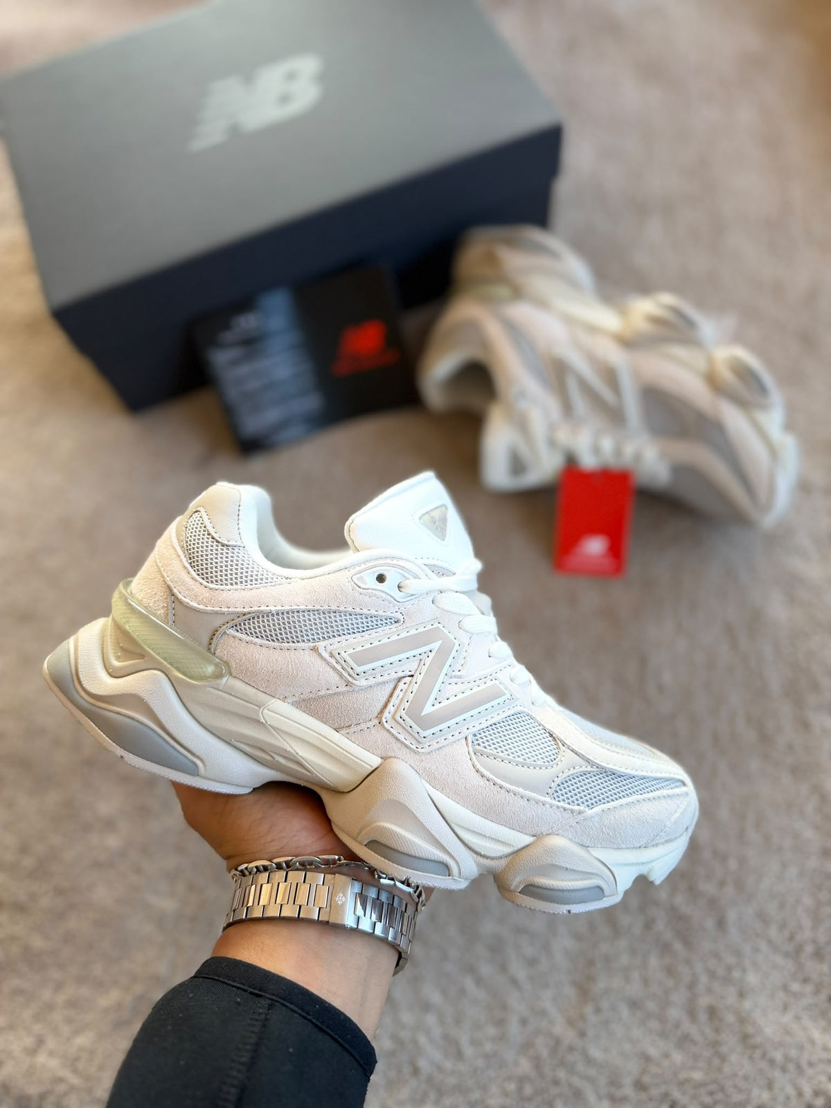 New Balance 9060 cremas detalles grises