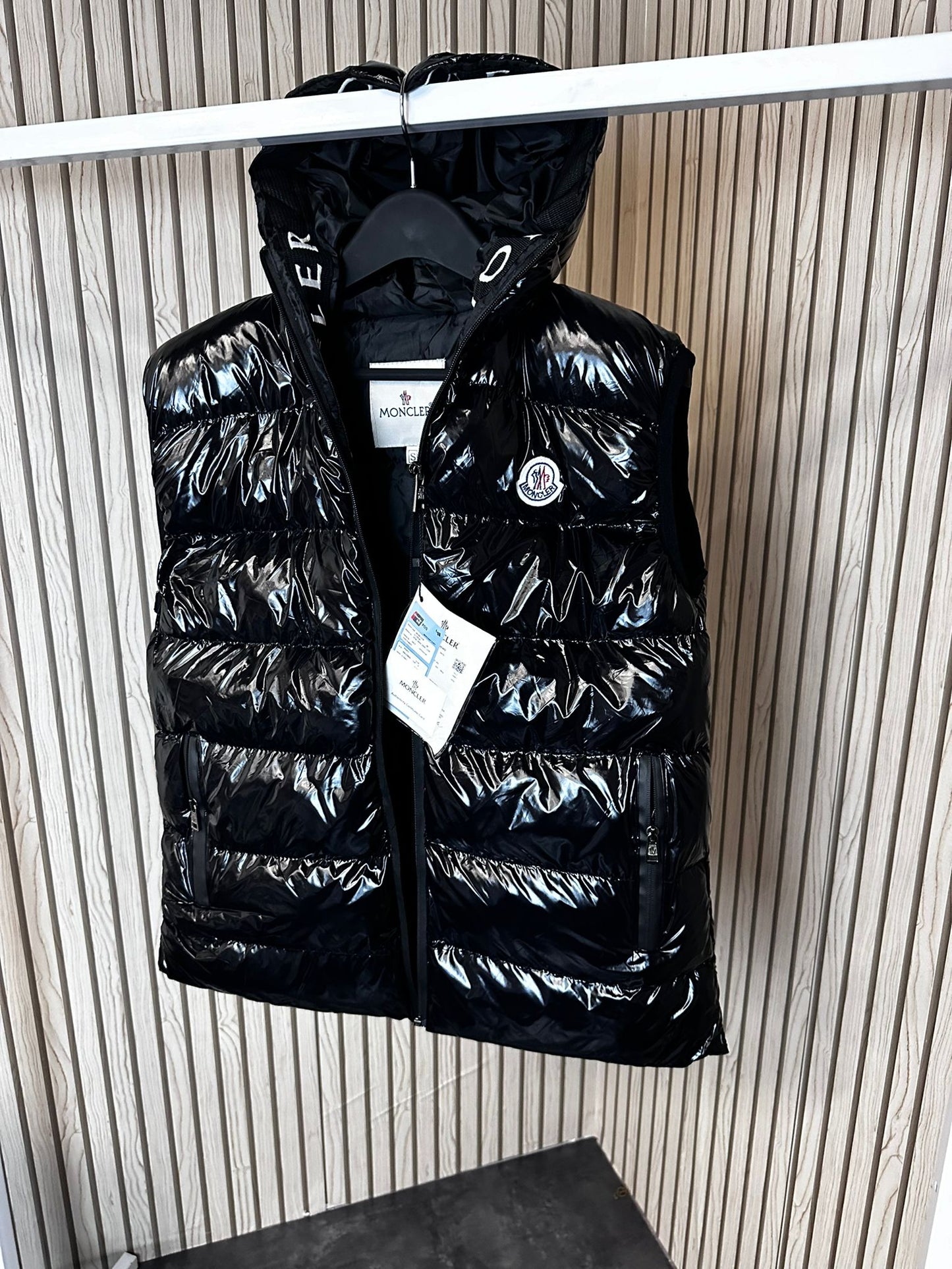 Chaleco moncler brillante con capucha