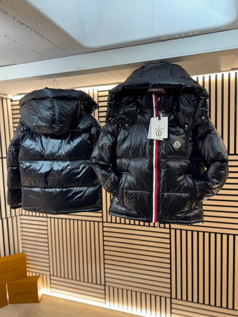 Chaqueta moncler negra detalles azules y rojos