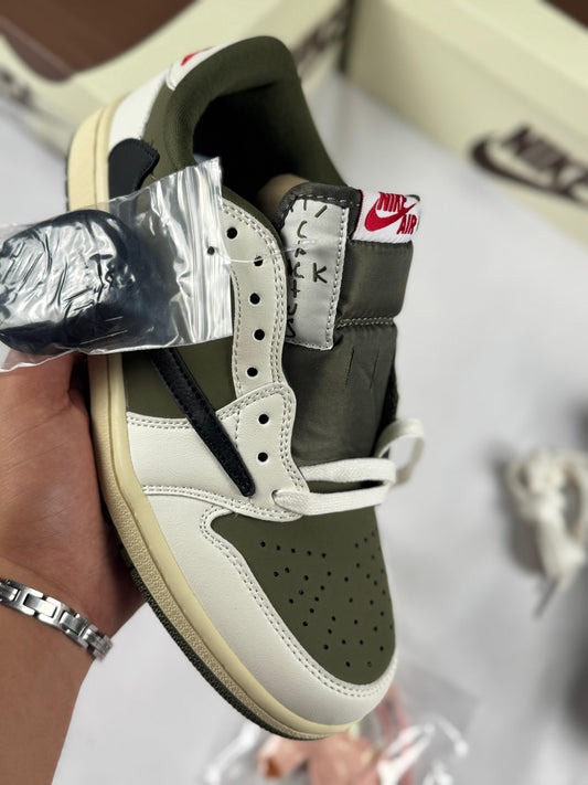 Air Jordan Low x Travis Scott blancas y verdes logo negro