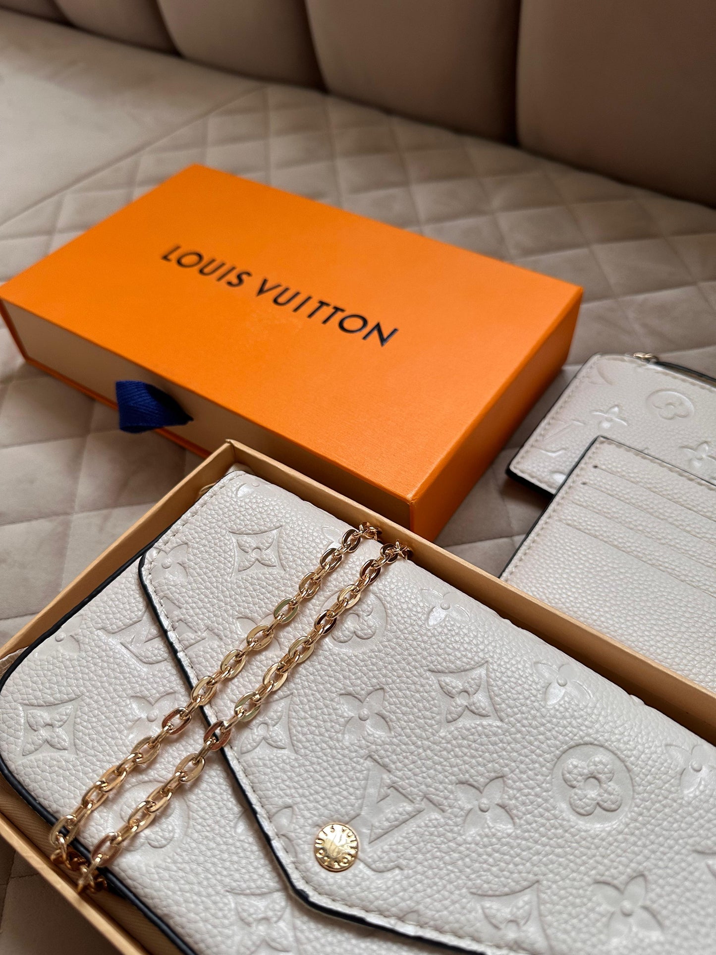 Bolso LV blanco logo dorado Pochette Félicie