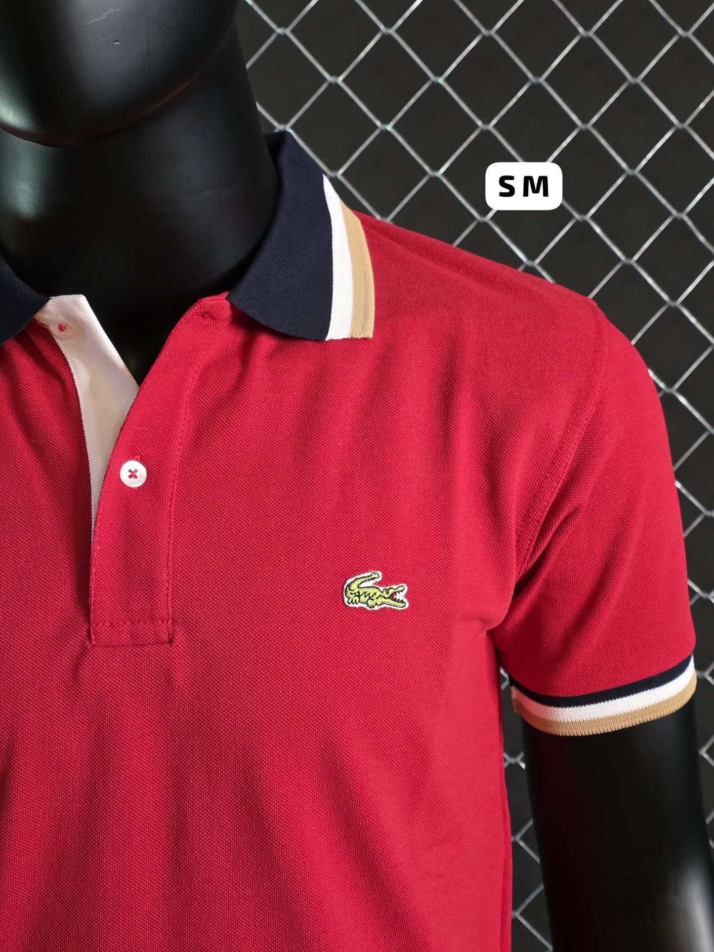 Polo Lacoste rojo detalles rojos y azules