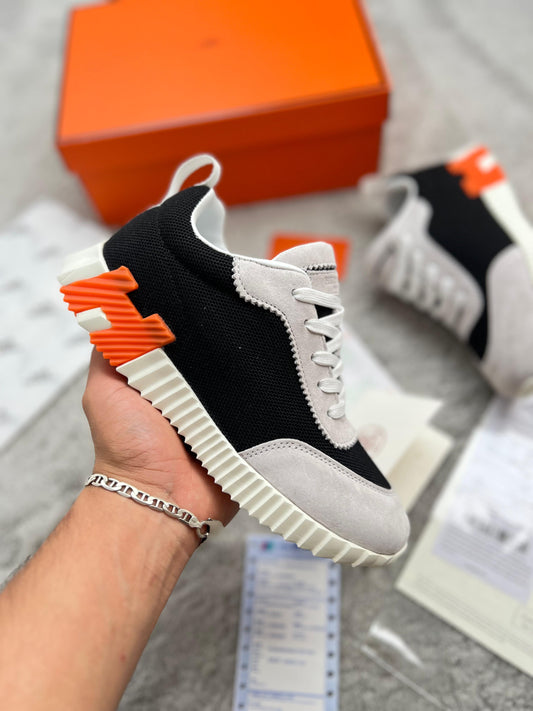 Hermes negras logo lateral naranja detalles grises