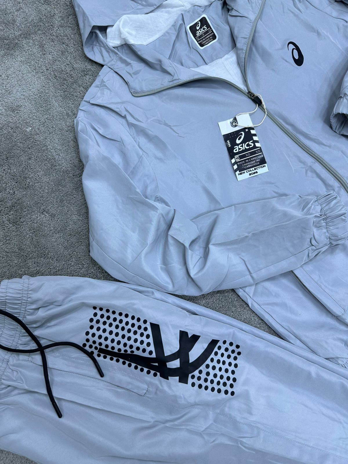 Chandal ASICS gris logo negro