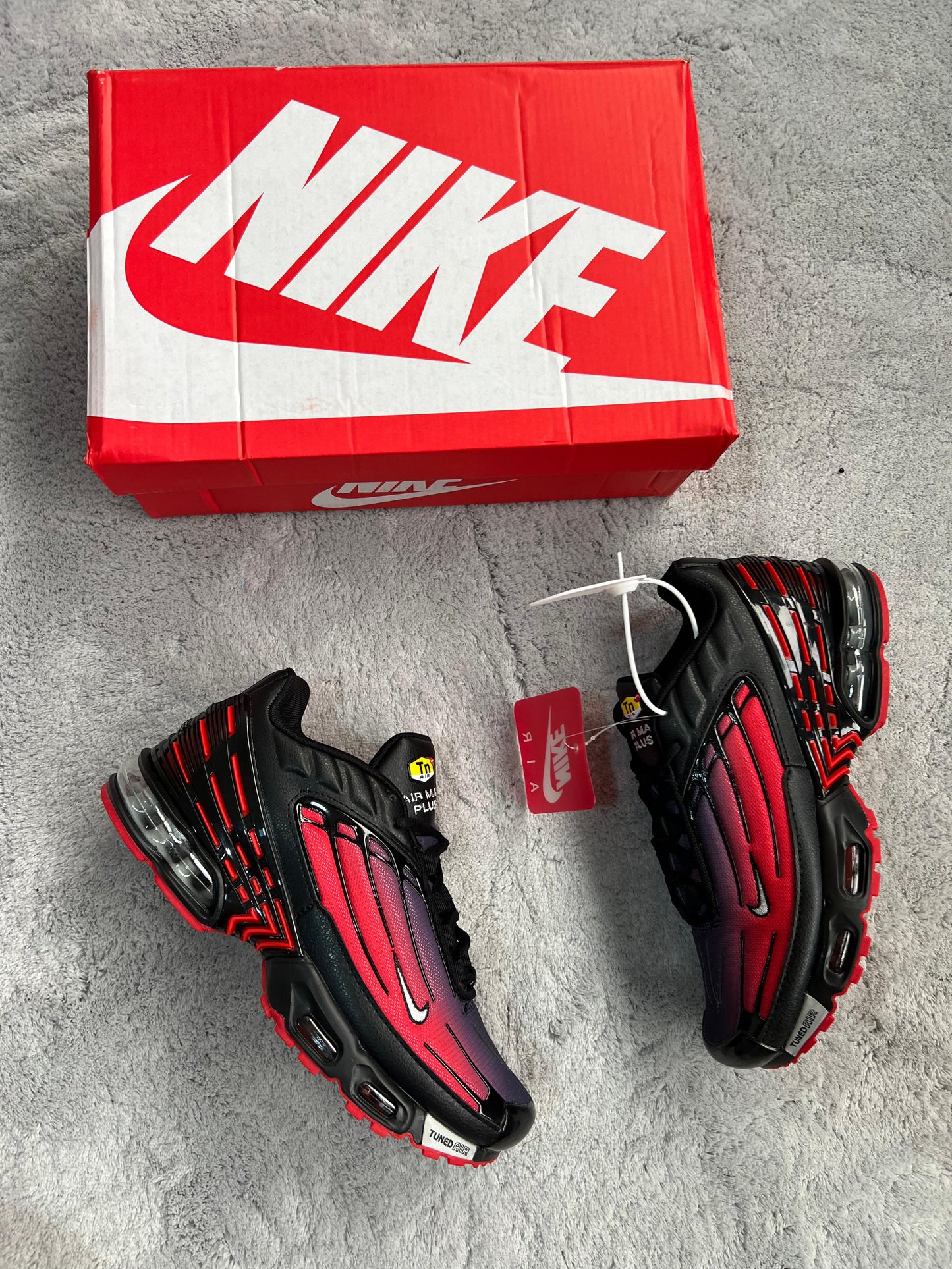 Nike tn tunned negras y rojas logo blanco