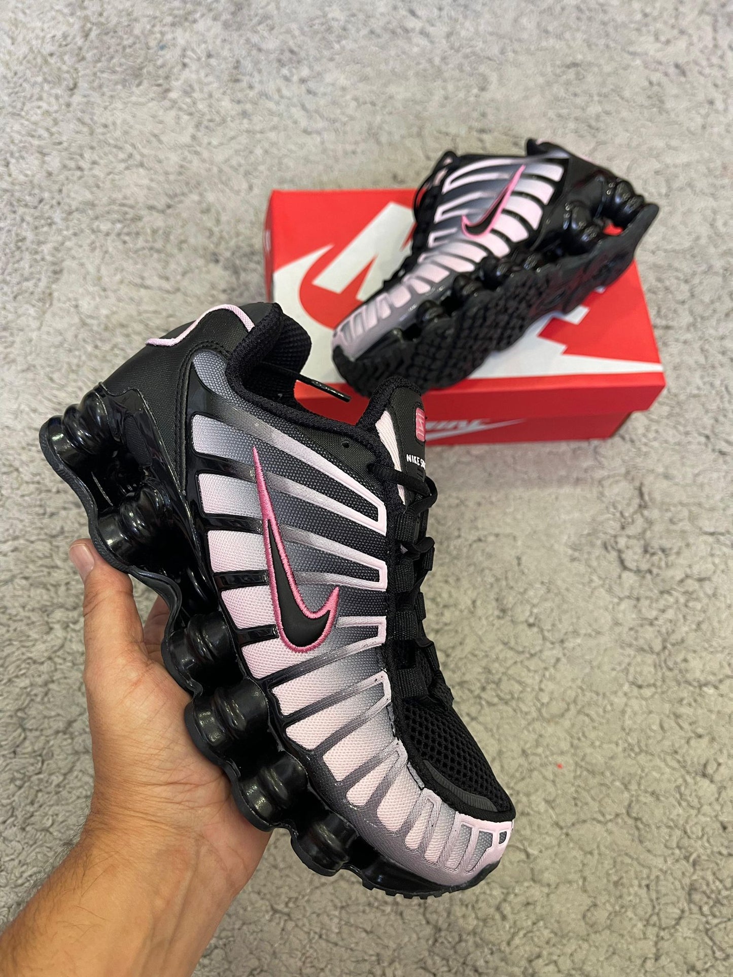 Shox Negras y rosas logo negro contorno rosa