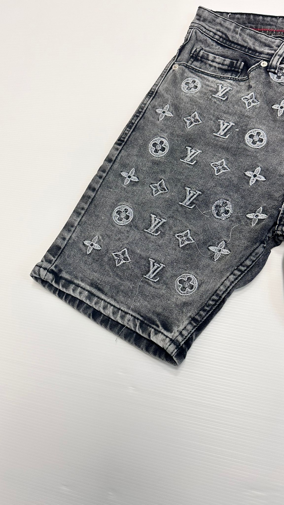 Pantalon corto lv logos blancos