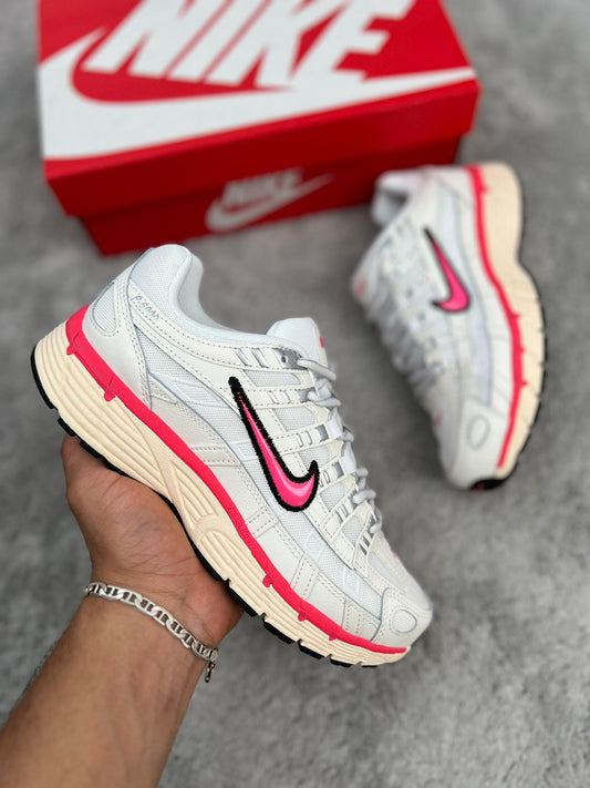 Nike P-6000 blancas logo rosa contorno negro