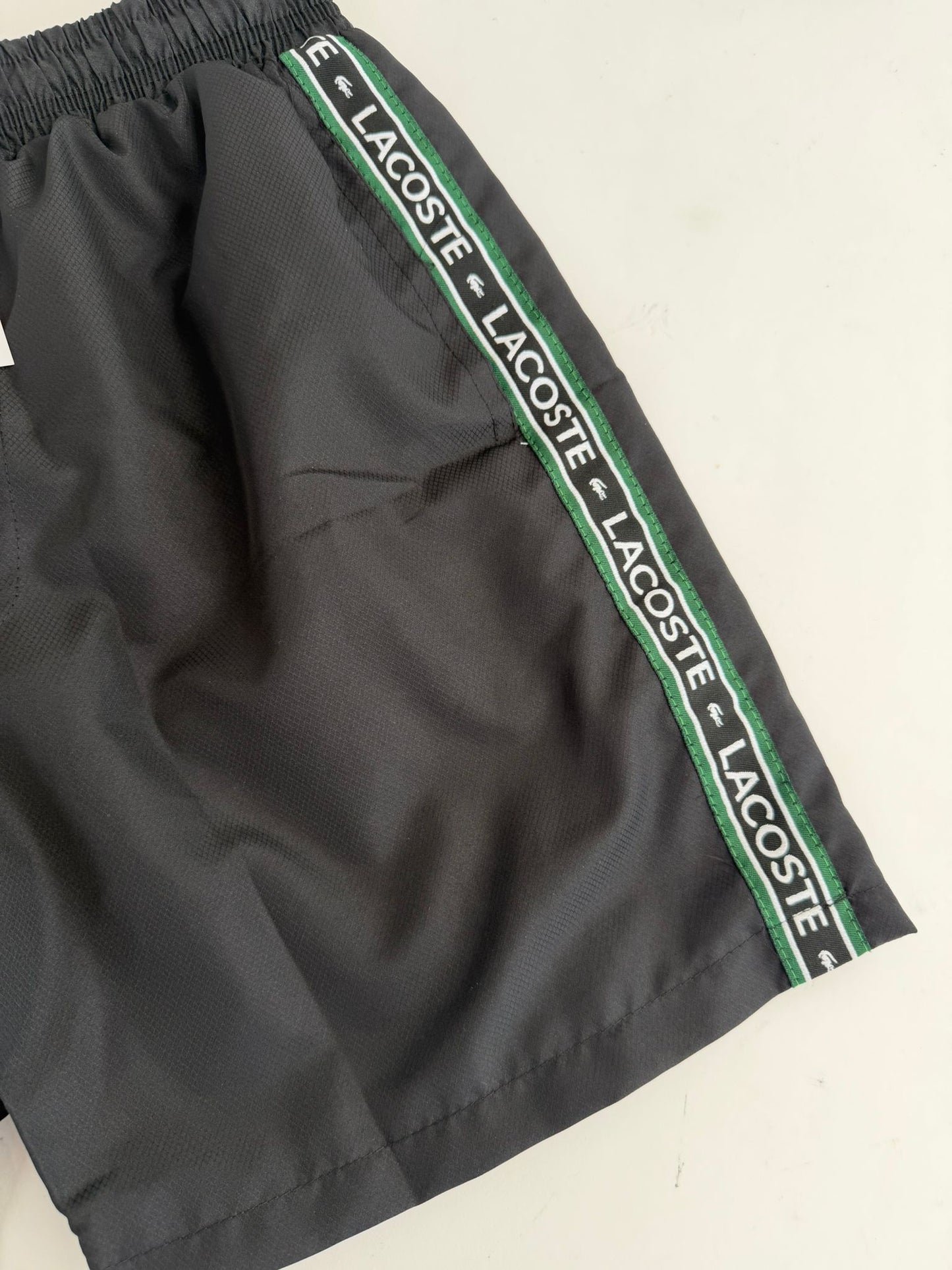 Pantalon Corto Lacoste negras logo verde lineas laterales