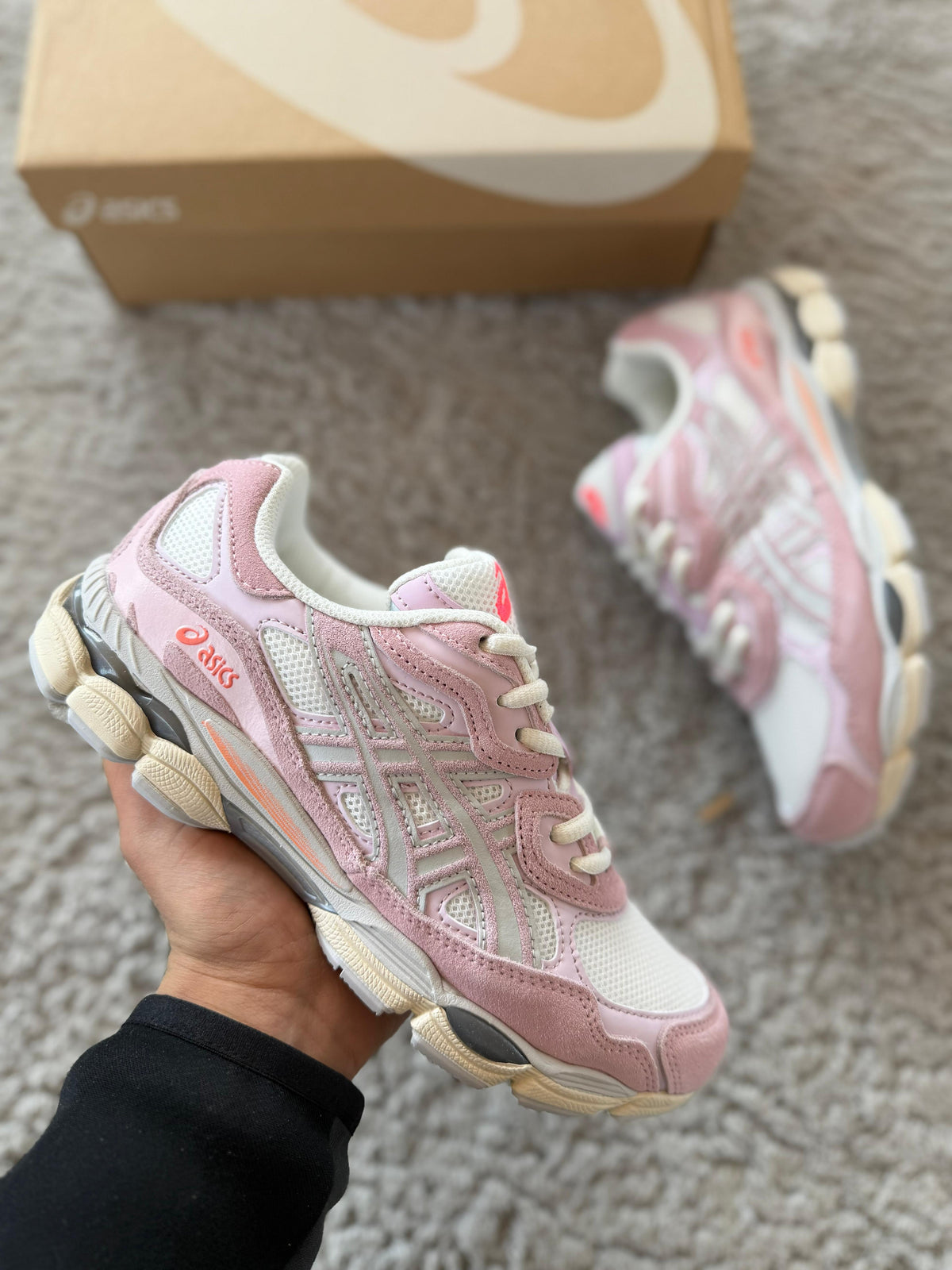 Asics blancas detalles rosas