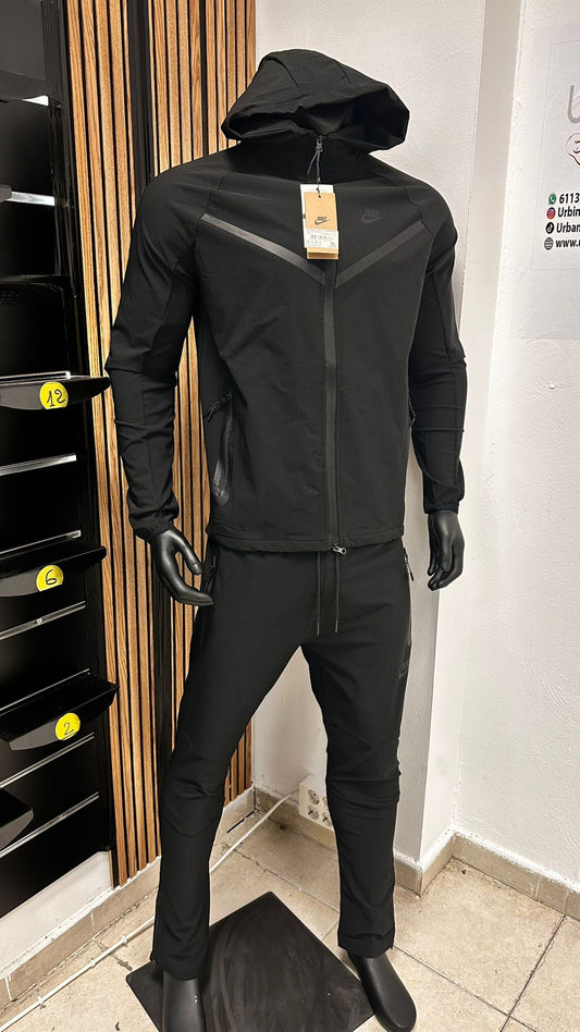 Chandal Nike Tech negro lineas negras